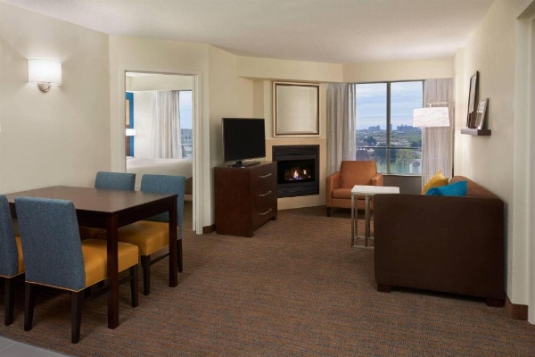Residence Inn by Marriott Toronto Airport image 9